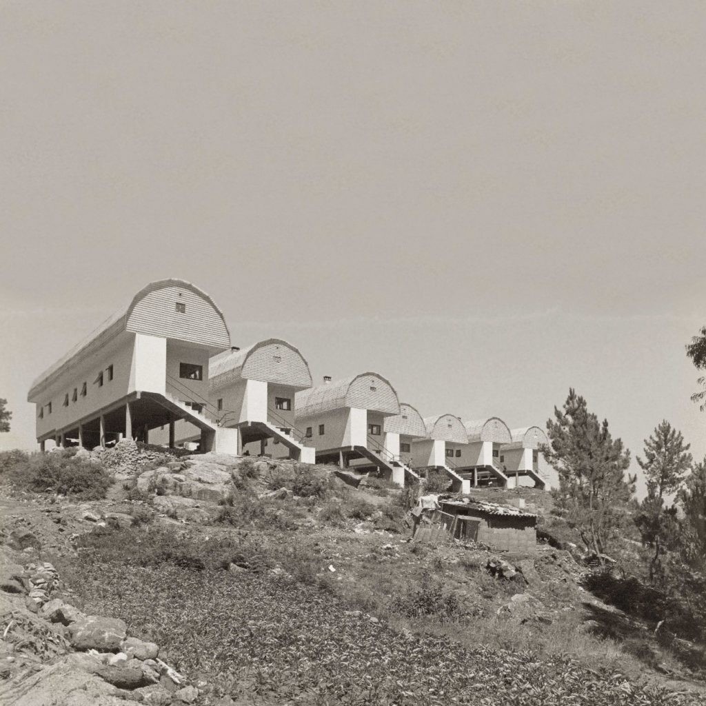 Vivendas para a comunidade xitana, en Campañó, Poio (Pontevedra), proxecto realizado xunto con Pascuala Campos de Michelena no ano 1970.